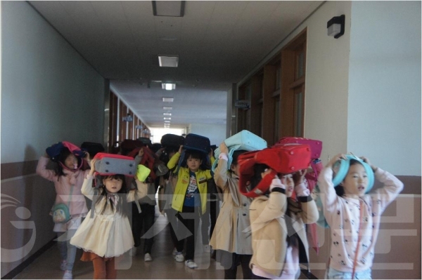 지역 초등학교는 지난달 23일부터 지난 10일까지 지진대피 훈련을 받았다. 사진은 기성초·능포초·제산초등학교의 지진 대피훈련 모습.