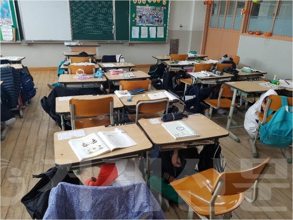 지역 초등학교는 지난달 23일부터 지난 10일까지 지진대피 훈련을 받았다. 사진은 기성초·능포초·제산초등학교의 지진 대피훈련 모습.