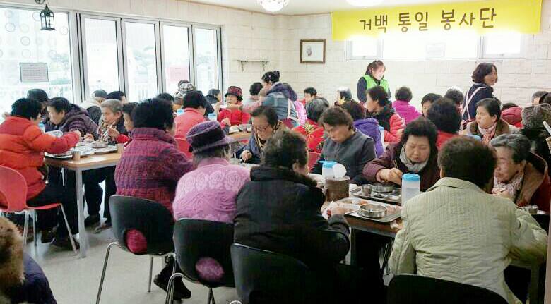 거제지역 북한이탈주민들이 결성한 봉사단체인 '거백통일봉사단' 단원들이 장평동 경로무료급식소에서 중식봉사 활동을 펼치고 있다.