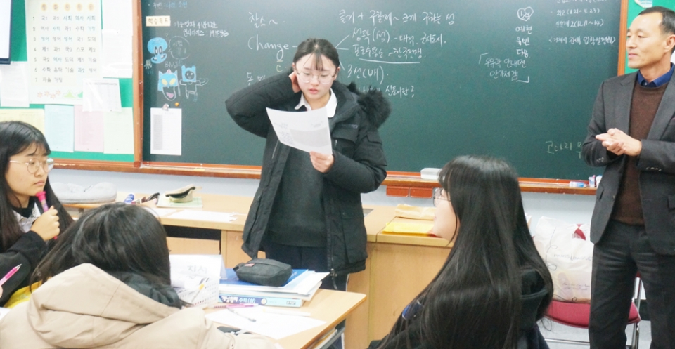 거제신문은 지난달 30일 계룡중학교에서 신문활용 교육을 실시했다.