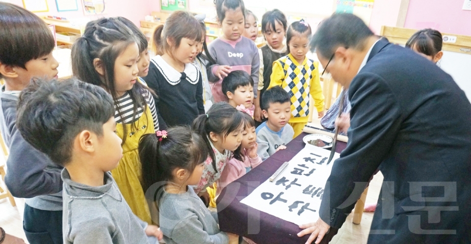 거제신문과 함께하는 건강가족 가훈 써주기 행사가 지난달 28일 효계 김상수 선생과 함께 사등면 이레어린이집에서 열렸다.