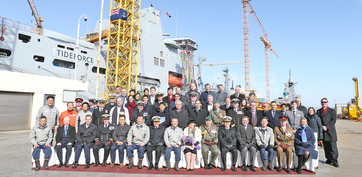 지난 24일 대우조선해양 옥포조선소에서 열린 영군해군 군수지원함 마지막 호선(4번함) 명명식에서 영군해군 및 대우조선해양 관계자들이 기념촬영을 하고 있다.