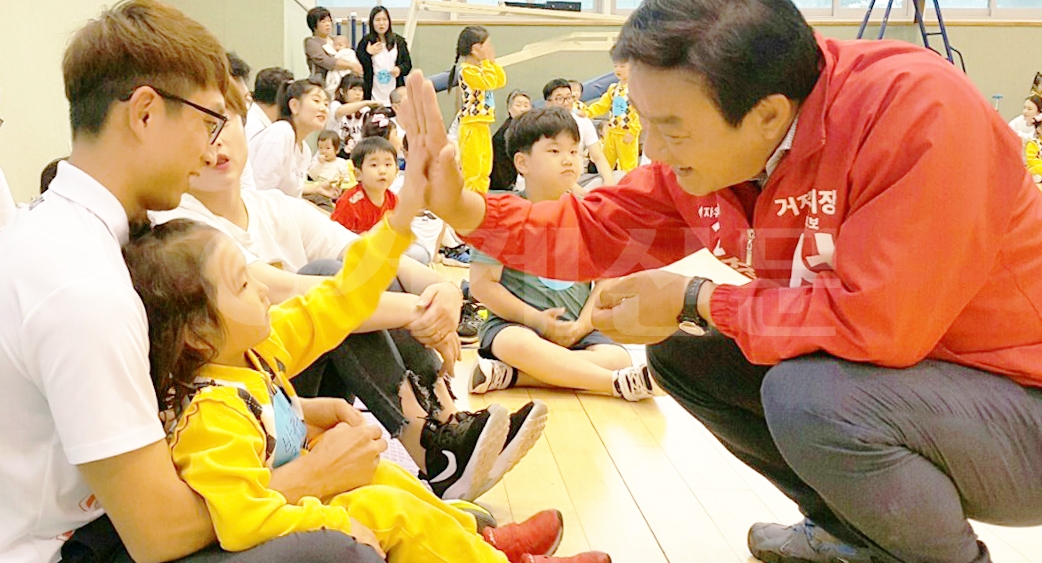 한국당 서일준 거제시장 예비후보가 동영상으로 공약을 제작해 홍보하고 있는 가운데 지난 18일 미래어린이집 운동회를 찾아 인사하고 있다.