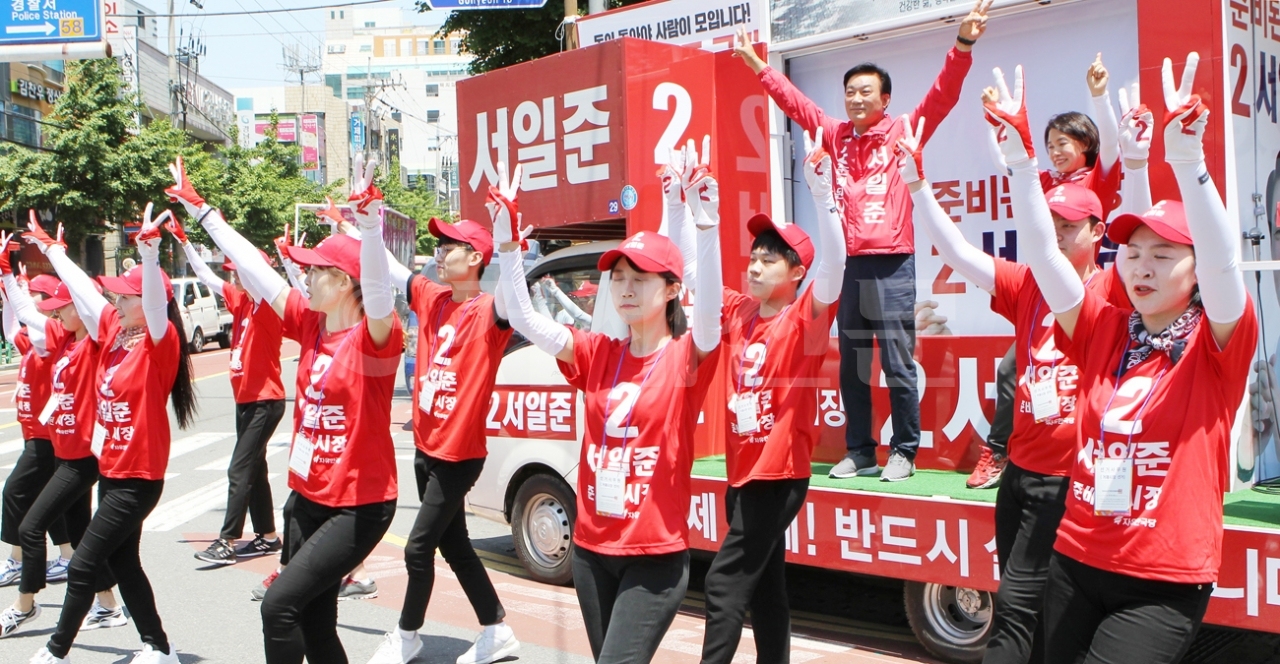 한국당 서일준 거제시장 후보가 지난 5일 고현사거리에서 유세를 하면서 율통팀과 함께 지지를 호소하고 있다.