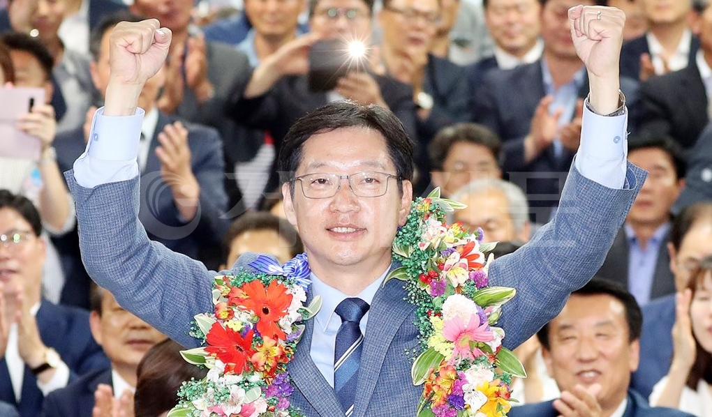 6.13지방선거 경남도지사 선거에서 더불어민주당 김경수 후보가 당선돼 지지자들의 축하를 받고 있다.