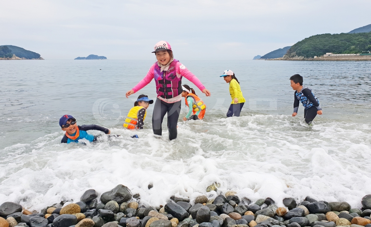 지난 23일 학동흑진주몽돌해변이 개장한 가운데 지역 해수욕장들이 차례로 개장에 들어간다. 사진은 최근 대구에서 망치해변으로 놀러온 황세정 어린이와 친구들이 물놀이를 즐기고 있다.