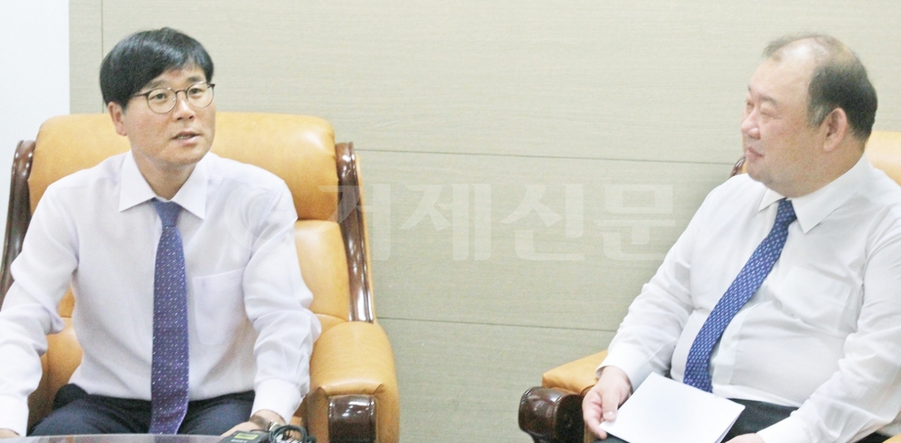 지난 21일 오전 9시 거제시장 인수위 사무실에서 변광용 당선자와 김동성 본지 대표이사가 대담을 나누고 있다.