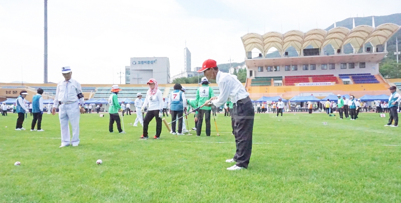 제11회 거제시장기 경남게이트볼 대회가 지난 11일 거제종합운동장에서 열렸다. 이번 대회에는 경남 18개 시·군 96개팀 800여명이 참가했으며 김해부원 팀이 최종 우승을 차지했다.