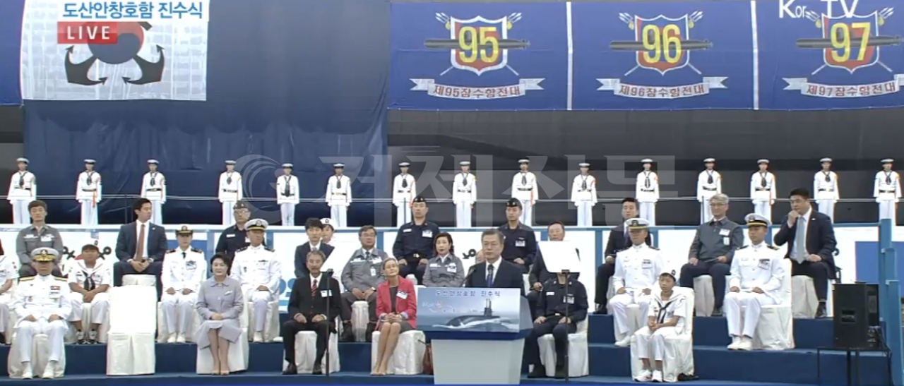 문재인 대통령이 지난 14일 오후 2시께 열린 국내기술로 최초 건조된 3000톤급 잠수함 '도산 안창호함' 진수식에 참석했다. 도산안창호함은 탄도 미사일을 탑재할 수 있는 중형급 잠수함으로 잠수함 장보고-Ⅲ 1번함이다.
