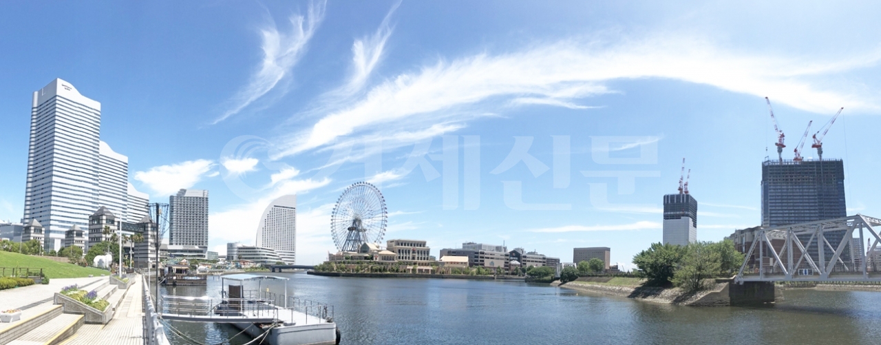 요코하마항을 중심으로 도시디자인의 진면목을 보여주는 요코하마시는 관람차를 중심으로 왼쪽에는 신식 건물이 들어서 있는 반면 왼쪽에는 100여년이 넘는 역사의 건축물이 쇼핑몰과 문화예술공간으로 활용되고 있다.