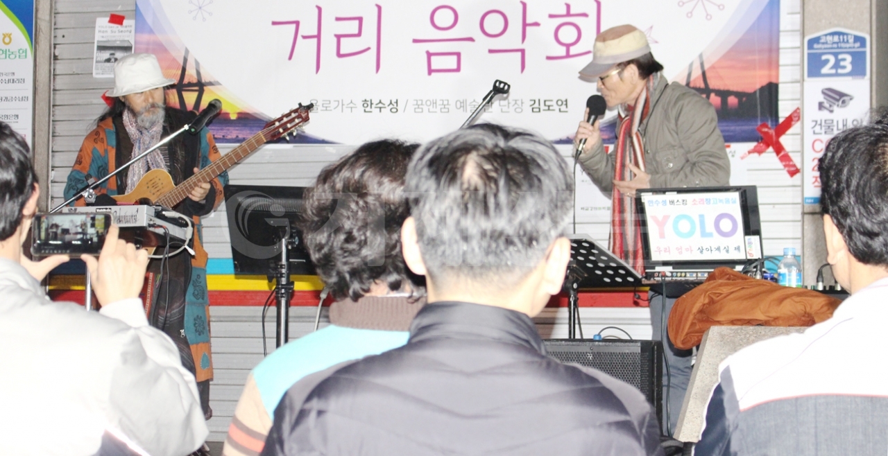 제1회 '한수성의 YOLO 거제 거리음악회'가 지난 14일 저녁 6시30분부터 신현농협 본점 앞에서 열렸다.