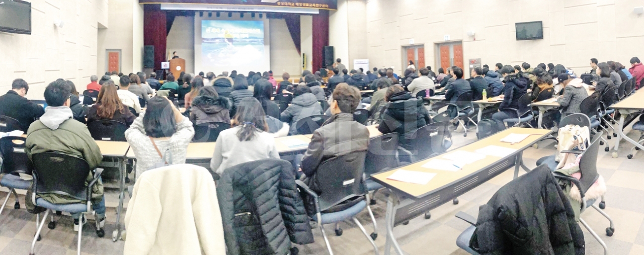 제2회 한국해양쓰레기 컨퍼런스가 지난 24일 경상대 해양생물교육연구센터서 열린 가운데 150여명의 참가 속 15명의 석·박사들의 주제발표가 8시간 동안 진행됐다. 이날 컨퍼런스는 해양쓰레기 연구의 데이터 기준의 중요성에 대해 가장 많이 언급했다.