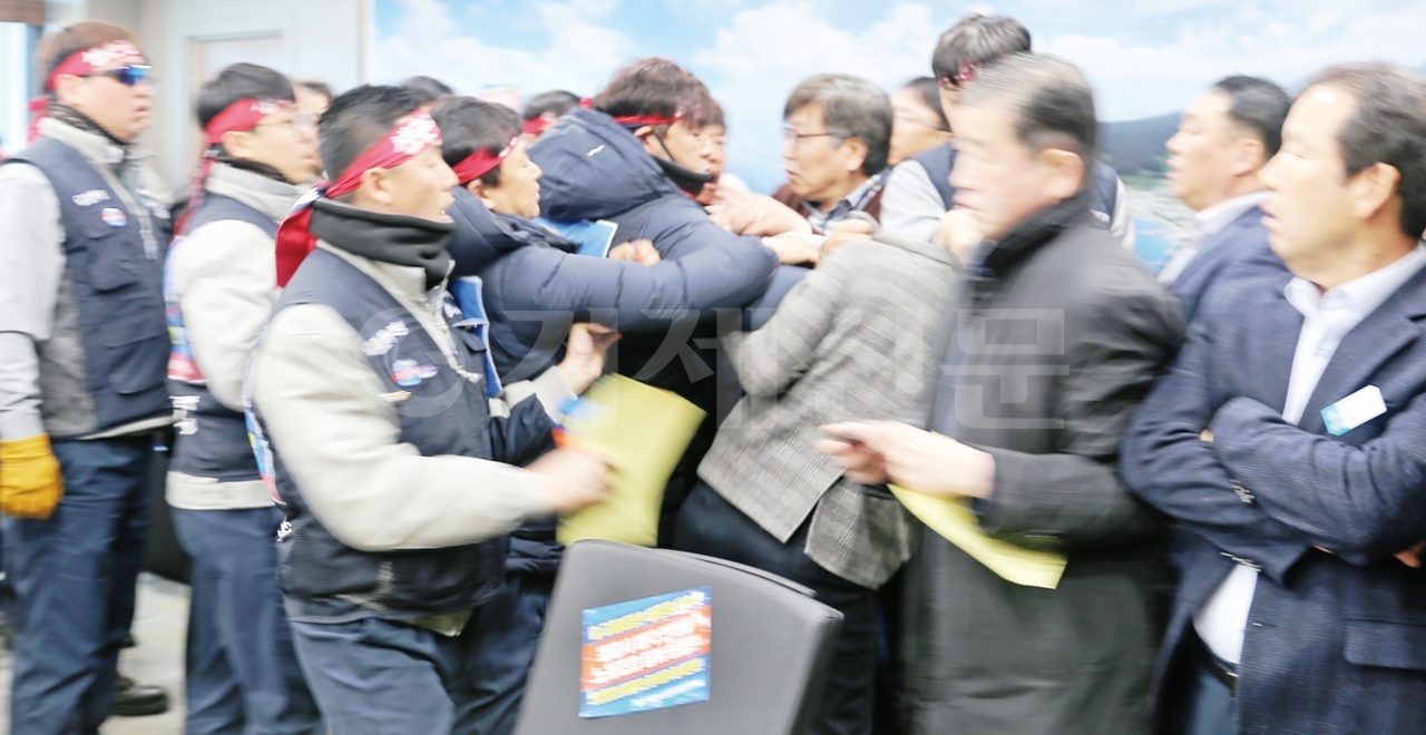 지난 13일 대우조선 노조원들이 오전 10시10분께 거제시장실을 무단점거 하면서 시청 공무원들과 노조원들 사이에 몸싸움이 벌어졌다.