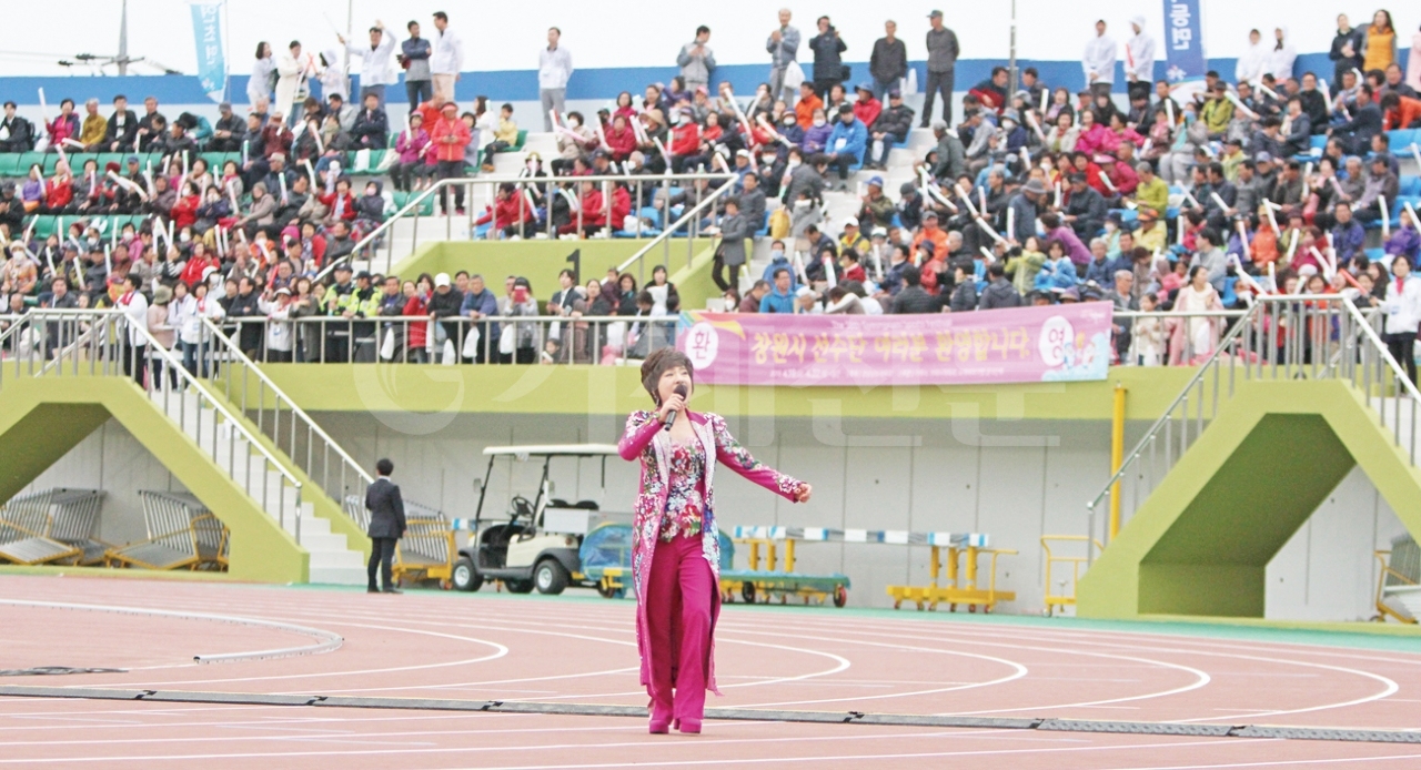 제58회 경남도민체전 개막식에 앞서 펼쳐진 식전 축하공연에서 트로트 가수 김연자씨가 운동장을 돌며 노래를 부르고 있다.