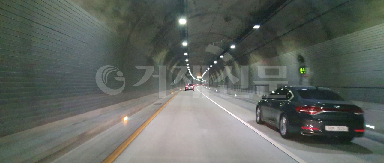 국도14호선 거제 아주터널이 높은 사고발생률로 전국에서 10번째로 '위험한 터널'로 지정됐다. 최근 5년간 아주터널에서 발생한 교통사고는 97건으로 월평균 1.6건으로 확인돼 대책이 시급한 것으로 나타났다. 사진은 아주터널 내 모습.