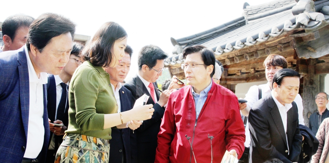 황 대표는 '국민속으로-민생투쟁대장정' 이틀째 첫 일정으로 장목면 김영삼 전 대통령 기록전시관에 아침 9시께 방문했다.