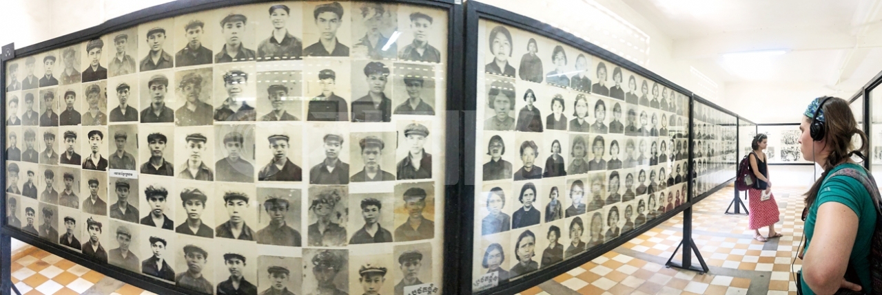 킬링필드 학살 당시 희생자들이 S-21 교도소에 수감될 때 찍힌 사진이 전시돼 있는 옛 S-21 교도소 현 투올슬렝 학살 박물관.