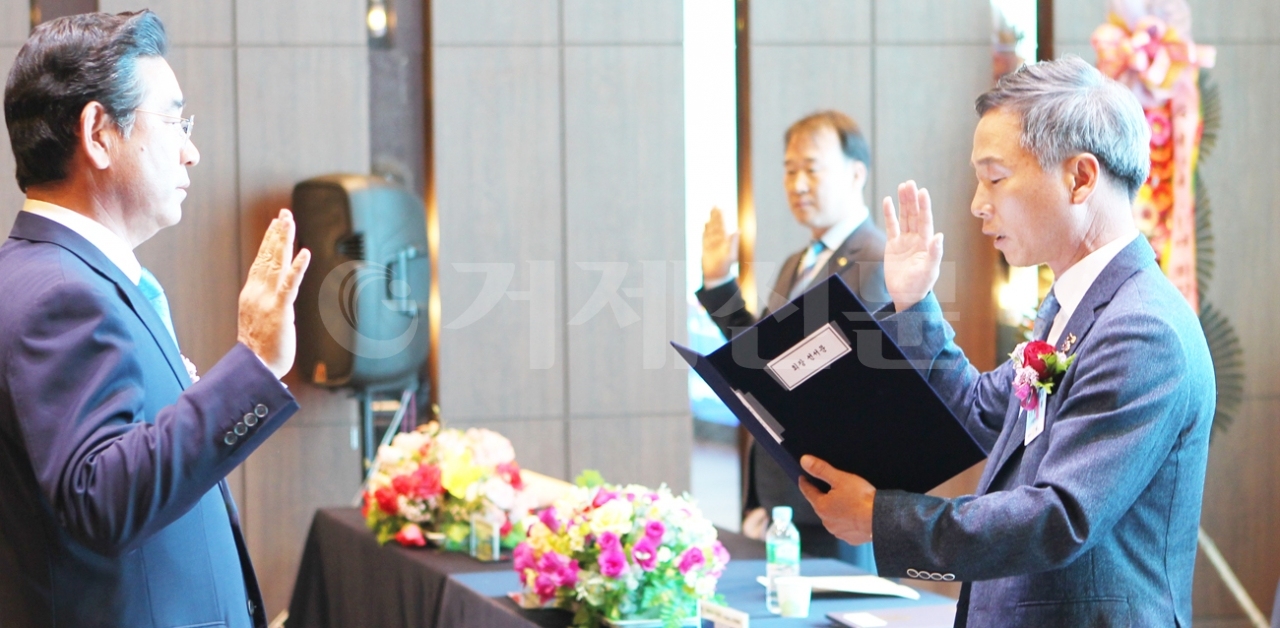 지난 11일 열린 거제칠백리로타리클럽 회장 및 임원·이사 이·취임식에서 제17대 박영재 회장이 취임하고 제16대 김영균 회장이 이임했다.