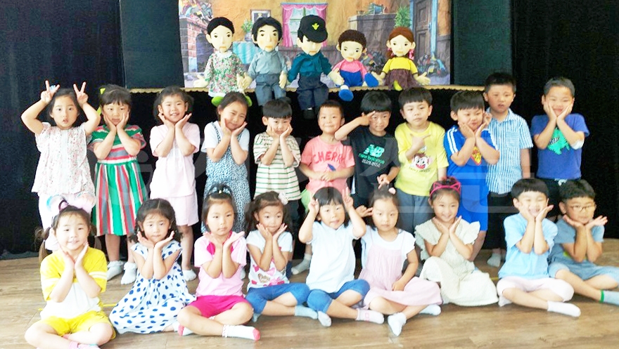 지난 19일 경남아동보호전문기관은 거제아이뜰어린이집 원아들을 대상으로 아동학대 예방인형극 공연을 펼쳤다.