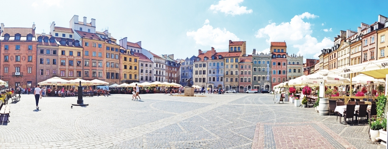 1760년대 바르샤바의 축제와 시장이 열렸던 바르샤바 광장은 그 시절 그대로 바르샤바의 주요 행사가 열리는 축제의 장이다.