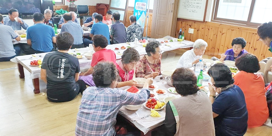 지난 11일 초복을 앞두고 아주동 새마을부녀회는 지역내 용소경로당에서 150인분의 삼계탕 나눔 행사를 가졌다.