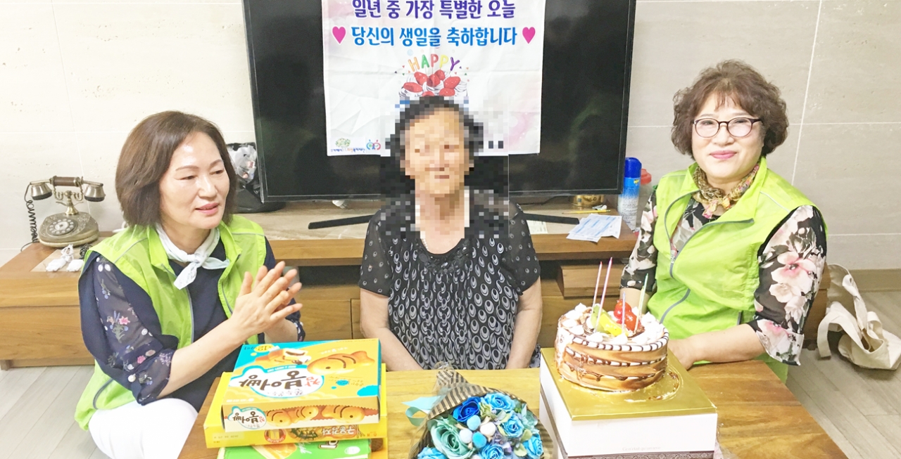 지난 11일 장승포동 지역사회보장협의체는 생일을 맞은 조손가정 아동의 집을 방문해 케이크와 꽃다발·과자를 전달했다.