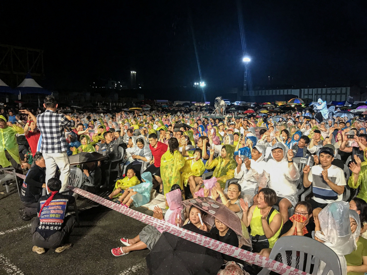 3부 거제시민과 함께하는 문화 축제 공연에 시민들이 환호하고 있다.