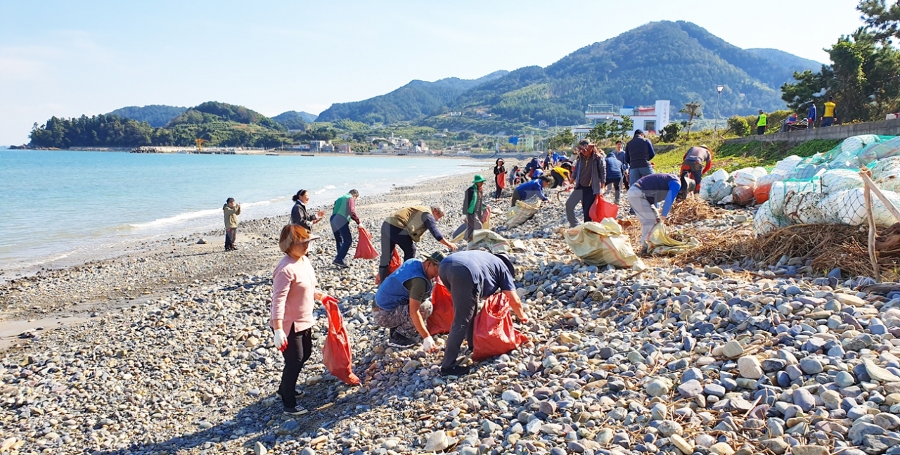 지난 16일 장목면 두모마을 해변에서 지역단체·마을주민 등 120여명이 참여해 지난 태풍 '미탁'으로 떠밀려온 해양쓰레기 10톤 가량을 수거했다.
