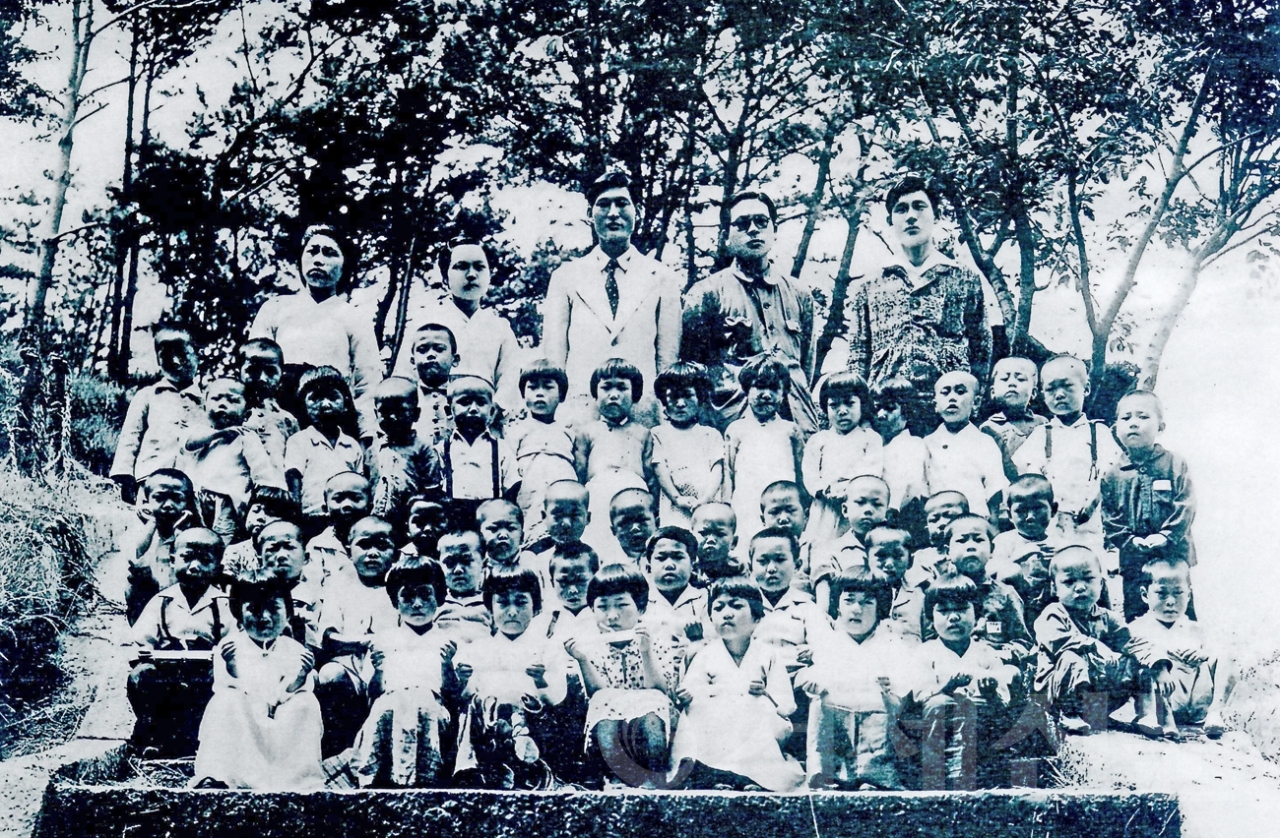 거제 최초의 유치원 졸업식. 현재 장승포동 신부시장 인근에서 촬영된 것으로 1946년 8월이나 9월로 추정된다.