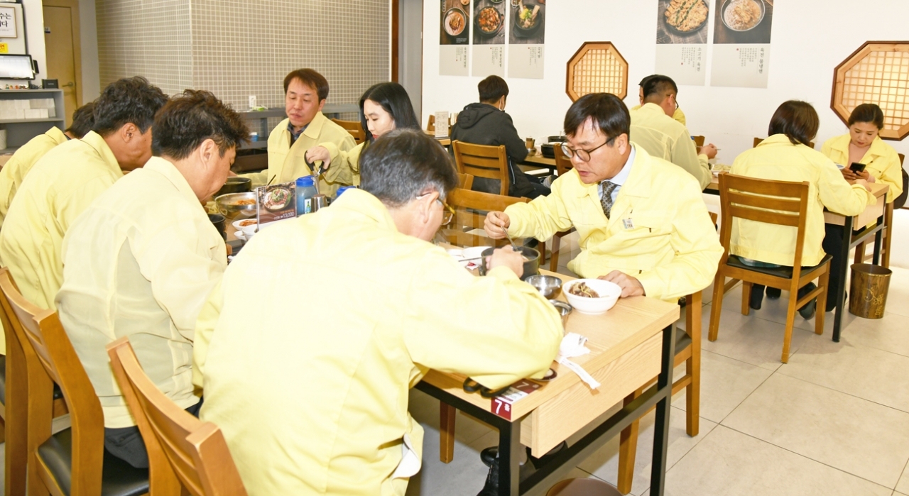 5일 거제시 공무원들이 거제2번 확진자가 다녀간 식당에서 점심식사를 하고 있다.