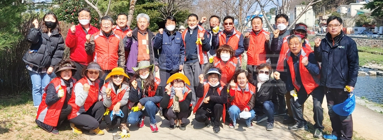 고현동주민자치위원회는 고현천변 수국 산책로 일원에 봄꽃을 식재했다.