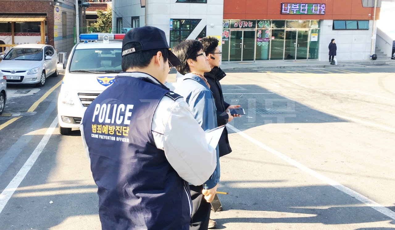 지난달 30일 거제경찰서는 여성안심귀갓길을 위해 보안등·CCTV 등의 점검에 나섰다.