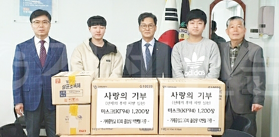 지난 13일 박현철 신현농협장이 거제중앙고를 찾아 학생대표에게 마스크를 전달했다.
