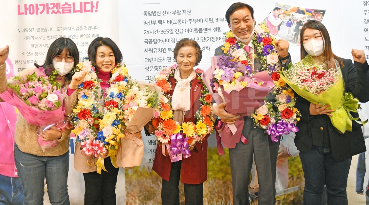 제21대 국회의원선거에서 당선된 미래통합당 서일준 당선인이 가족들의 축하를 받고 있다.