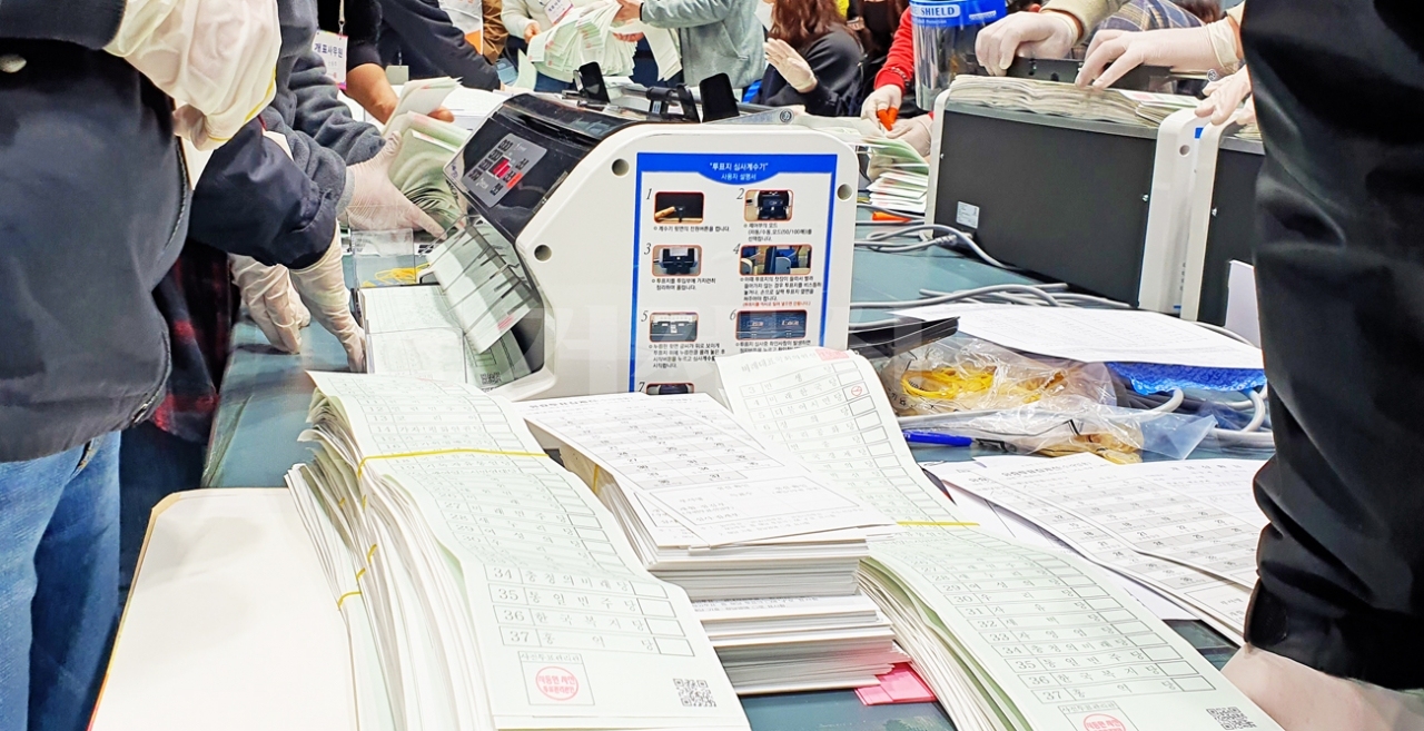 지난 15일 거제시체육관에서 진행된 제21대 국회의원 선거 개표 현장에서 검표원들이 거제지역 정당투표지를 확인하고 있다.