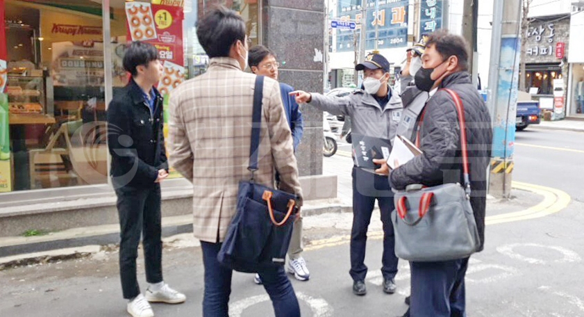 지난 20일 거제경찰서가 고현동 엠파크 주변에서 ‘범죄ZERO 안심길’ 조성 예정지를 둘러보고 있다.