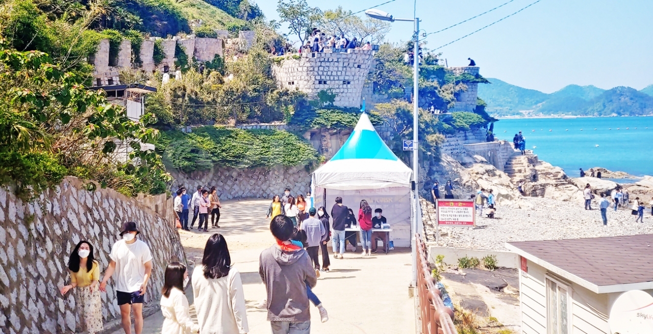 석가탄신일이었던 지난달 30일 관광객들이 몰려든 장목면 '매미성'.