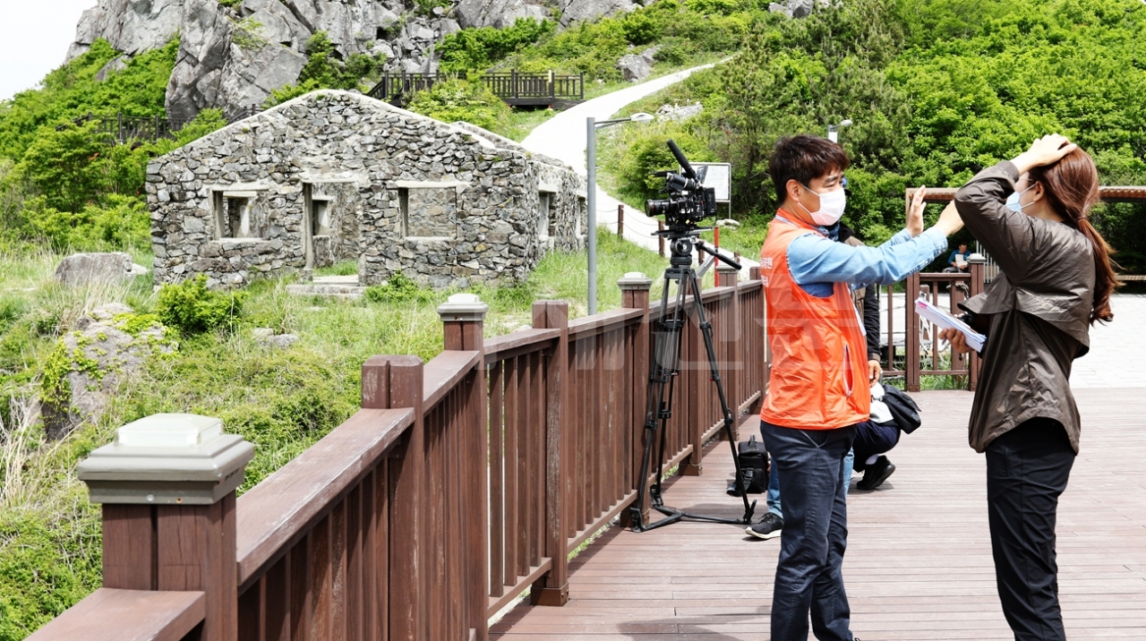 지난 14일 EBS 문화유산코리아 방송팀은 거제를 찾아 계룡산 통신대 등에서 다큐멘터리를 찍고 있다.