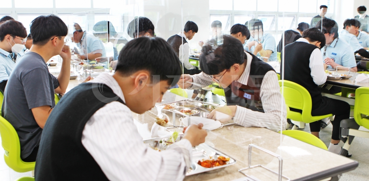 20일 해성고 3학년 학생들이 유리 칸막이가 설치된 급식실에서 지그재그로 앉아 점심식사를 하고 있다.