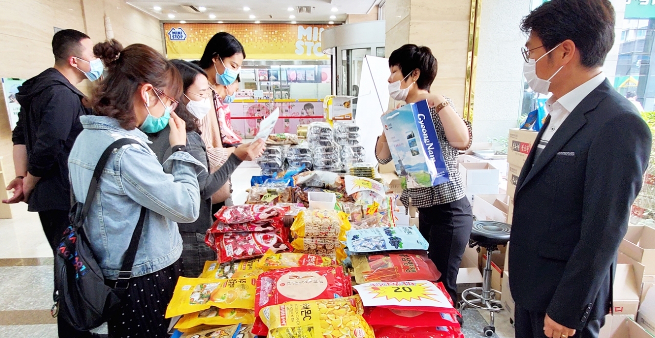 지난 22일부터 24일 경상남도가 중국 상해 한국거리에 소재한 W마트에서 경남 중소기업 제품 홍보‧판촉 행사를 하고 있다.