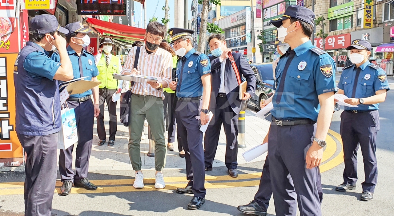 지난달 28일 거제시와 거제경찰서가 고현동 일원에서 ‘범죄제로 보행환경 개선사업’ 관련 현장 확인을 하고 있다.