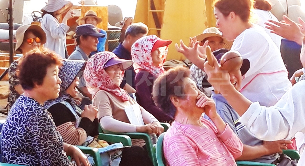 오는 10월 거제지역 8개 마을에서 어촌 여인들의 이야기를 담은 달다방프로젝트 팀의 연극공연이 펼쳐진다. 사진은 지난해 통영에서의 공연 모습.