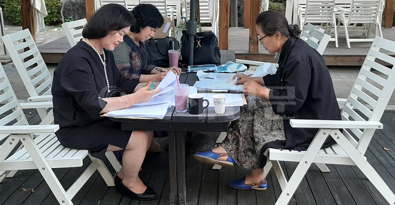 거제참꽃여성회가 주최한 제12회 거제여성백일장 대회에서 김미정씨가 편지글로 전체대상을 차지했다. 사진은 백일장에 응모한 작품들의 심사모습.