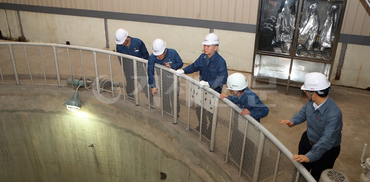 한국석유공사 양수영 사장이 거제 지하비축시설을 점검하고 있다.