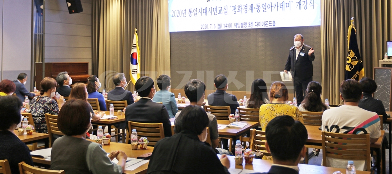 지난 6일 민주평화통일자문회의 거제시협의회가 2020년 통일시대 시민교실 제3기 ‘평화경제·통일아카데미’를 개강하고 김동성 회장이 인사말을 하고 있다.