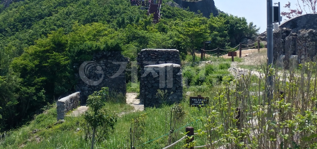 계룡산 정상 부근에 남아있는 거제포로수용소 잔존 유물 모습.
