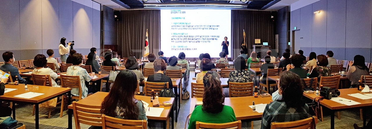 지난 20일 민주평통 거제시협의회 ‘통일시대 시민교실 제3기 평화경제·통일아카데미’ 제3강이 열렸다.