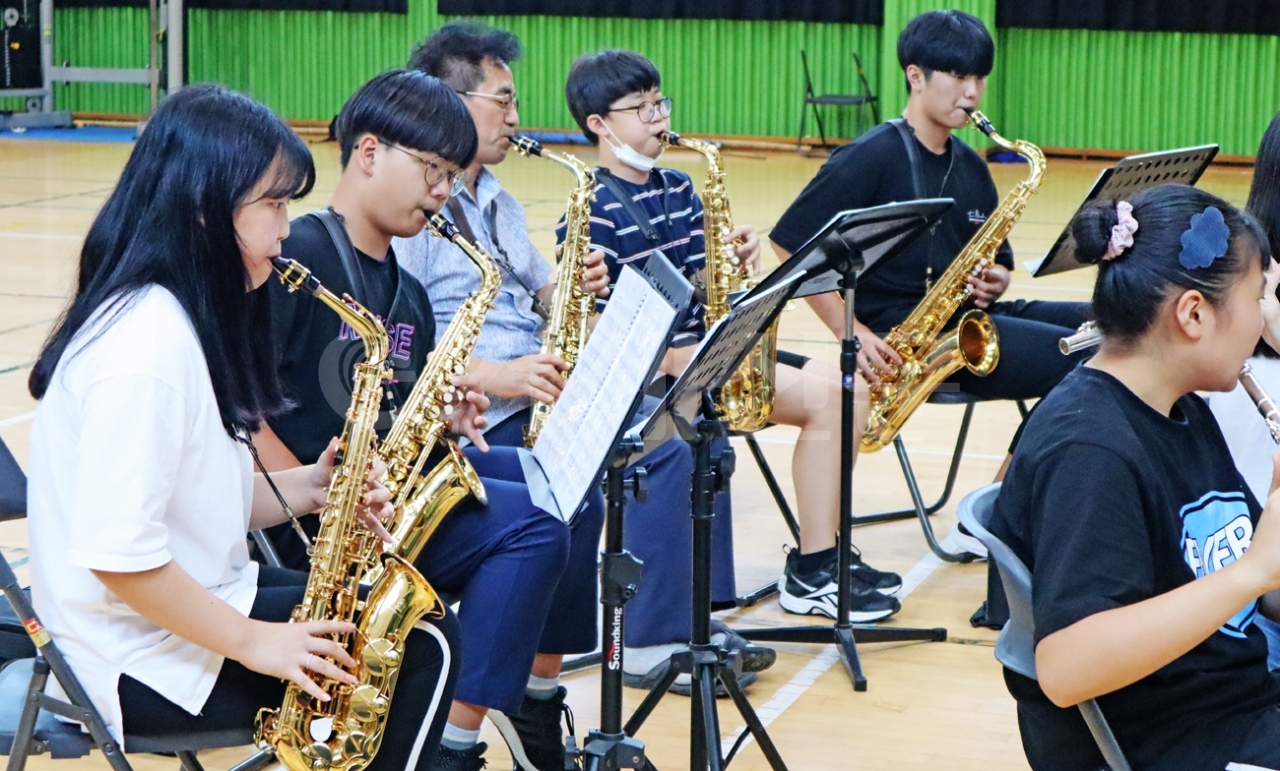 성포중학교 예술꽃학교 관악앙상블 연주 모습.