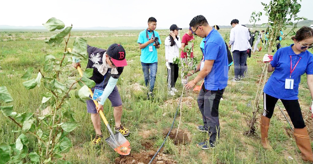 지난 2016년부터 거제 연초고등학교가 기후변화에 대응하고 상생과 지속가능한 미래를 내 손으로 만들어 가자는 공통된 의지로 몽골 고원지역에서 매년 2000그루 이상의 나무심기를 하고 있다. 사진은 연초고 학생들이 몽고에서 나무를 심는 모습.