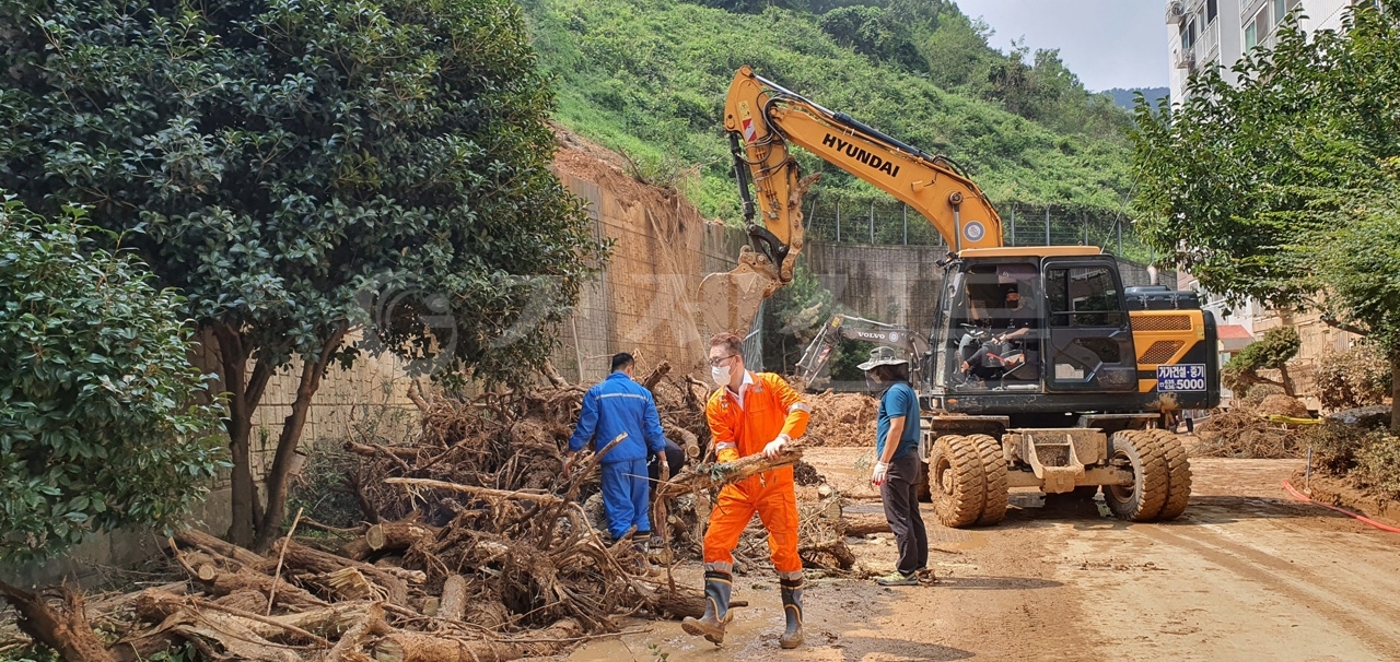 상문동 체육회가 지난 8일 태풍의 영향으로 법면이 붕괴돼 피해를 입은 상문동 아파트를 찾아 복구 작업에 나섰다.